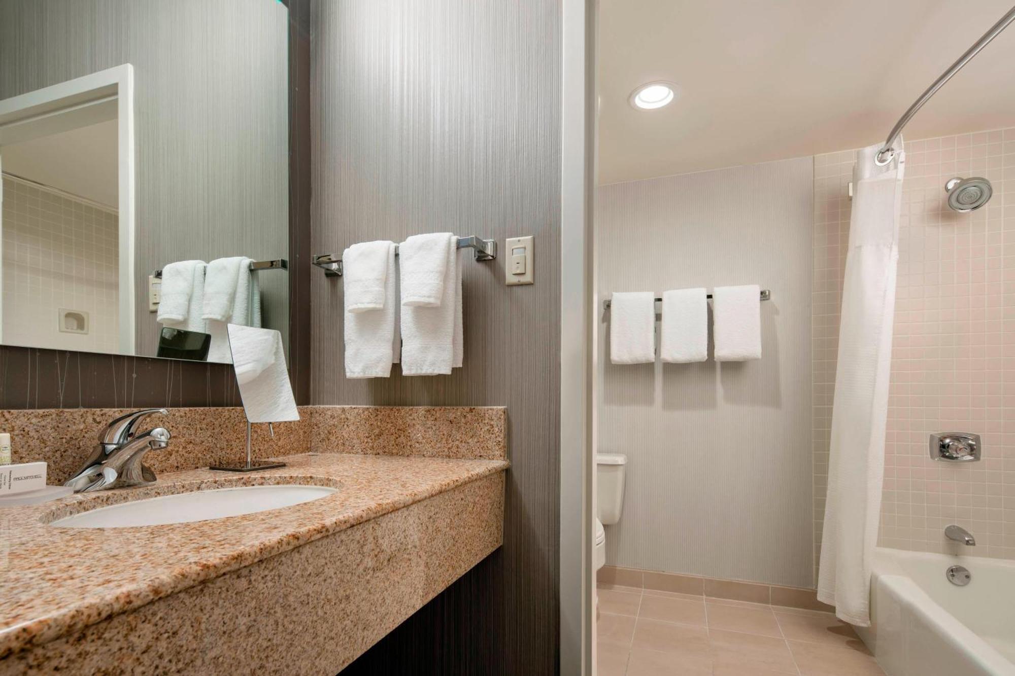Courtyard By Marriott San Francisco Airport Hotel San Bruno Exterior photo